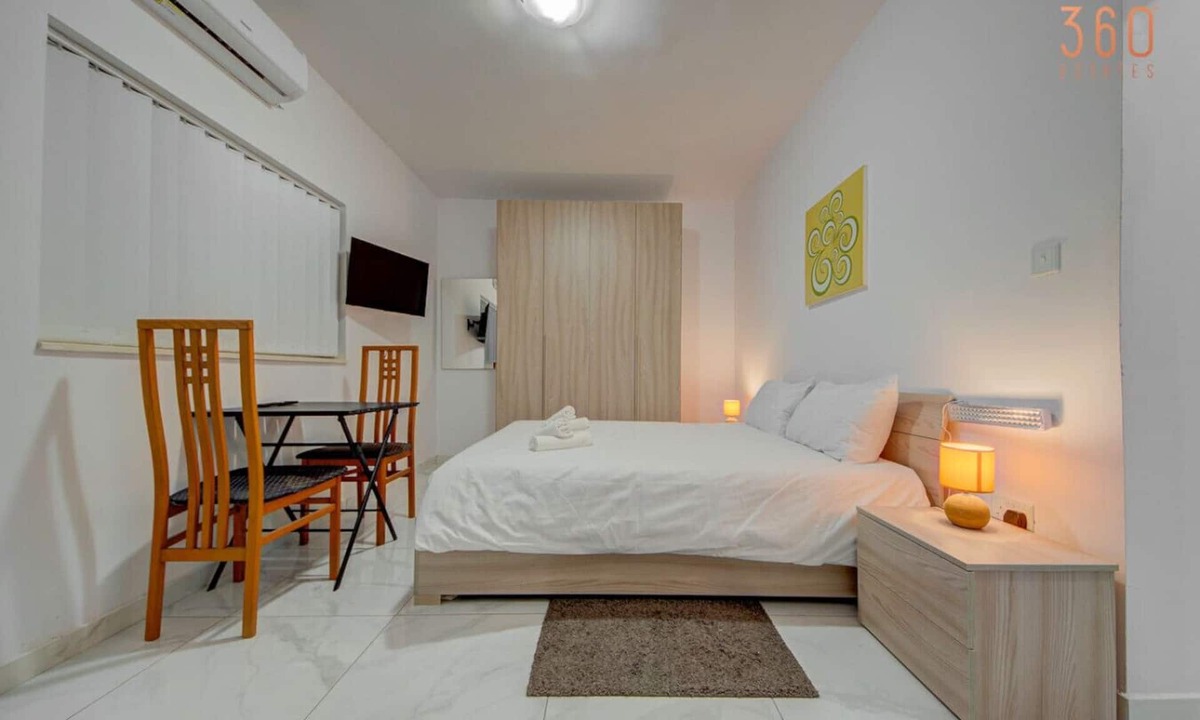 Msida Apartment | Bright Msida Studio · King Bed - Fast WiFi