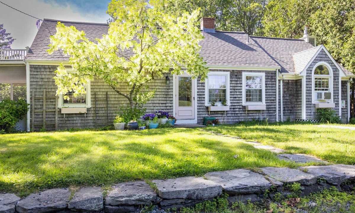 Adamsville House | Charming private entry suite/bath in Tiverton Four Corners-Close to Newport