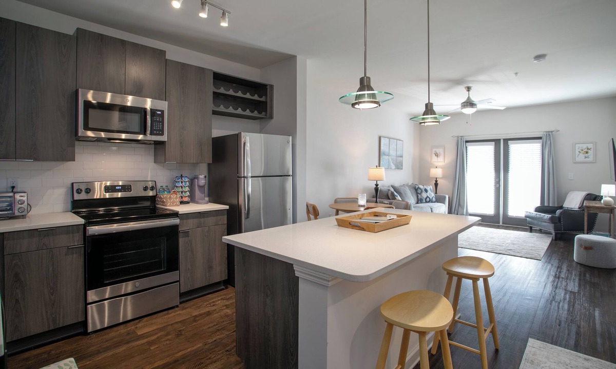 Madison Apartment | Chic 1-bedroom apartment with fitness room and swimming pool at Town Madison.