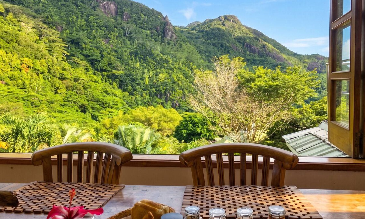 Zig Zag Ward Villa | Homerez - Villa in Victoria