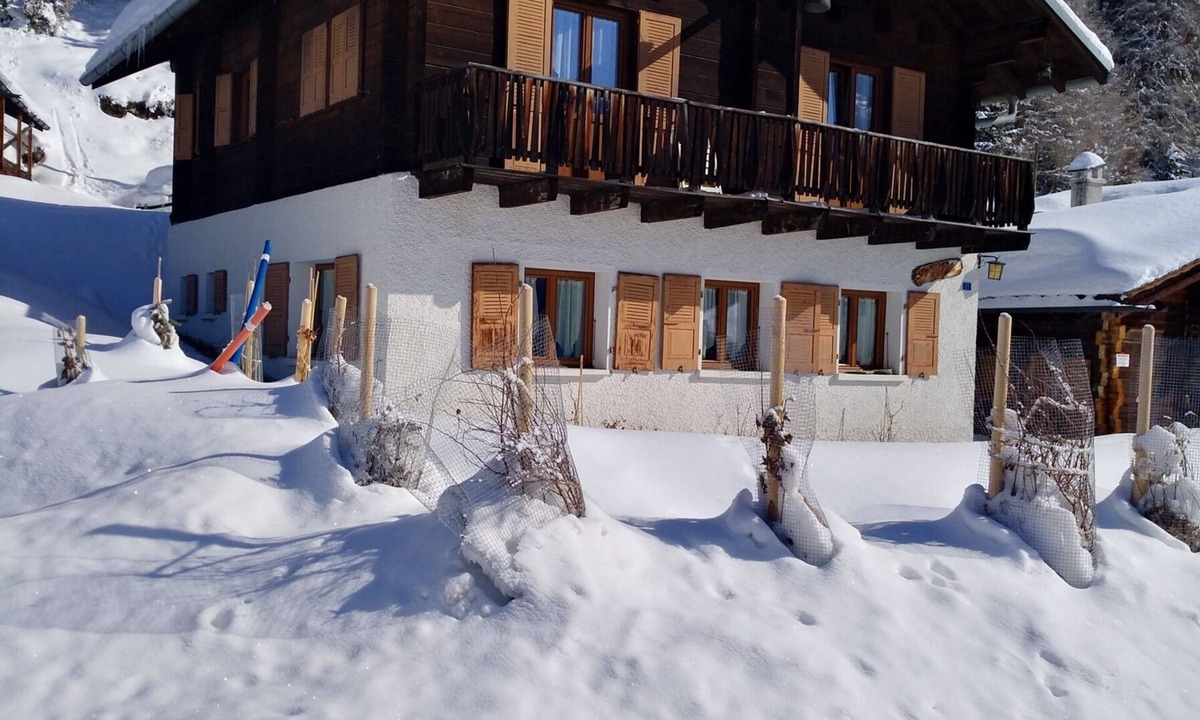 Chandolin Ski Chalet | Outside: Chalet of about 132m2, for 10 people, with garden and garden furniture -Inside: living room
