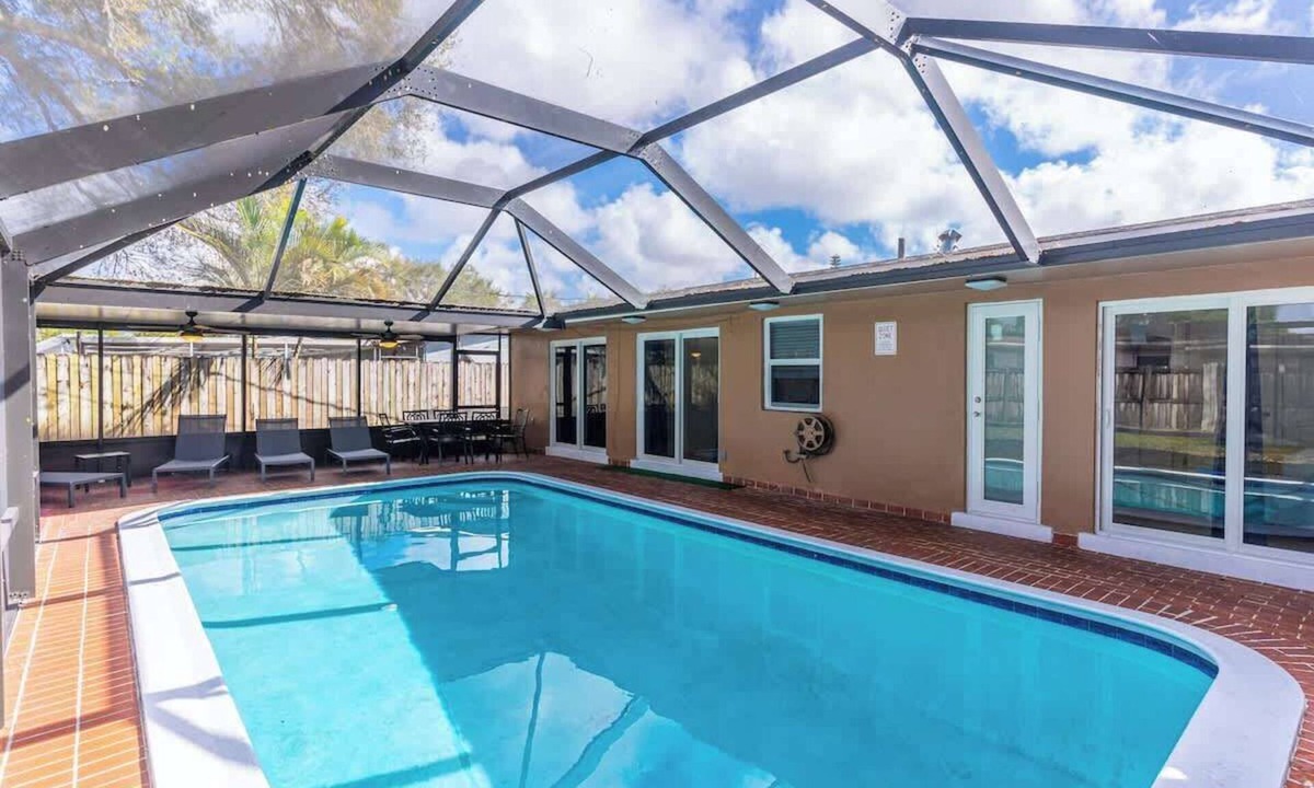 Driftwood House | Pool + Game Room 4BR · Cheerful Hollywood Getaway