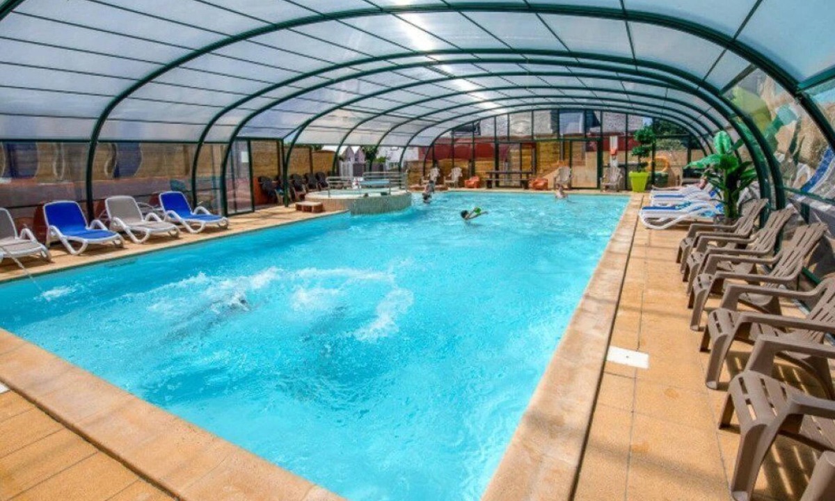 Plomodiern Ski Chalet | ZEcamping 4 étoiles familial 200m plage piscine couverte tente TV 31m2