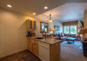 Beautiful one bedroom condo in the heart of the center village. in Copper Mountain