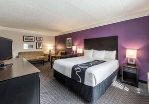 Close to Wax Museum! 2 Pet-Friendly Units, FREE Breakfast and Parking, Pool! in San Antonio