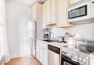 Ideal Back Bay Studio, steps from Newbury & T, by Blueground in Boston