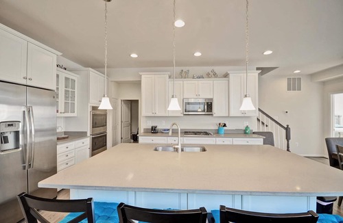 Ocean View House | 5 Bedroom townhome end unit in Ocean View Beach Club community! Pool, Fitness center, Beach Town, Sauna, and Weekend Shuttle!