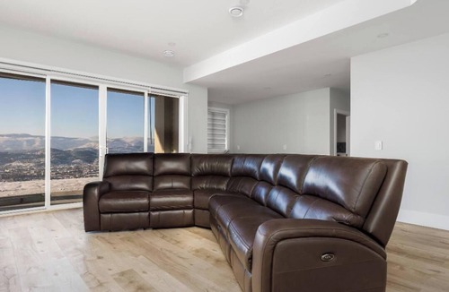 Toovey Heights House | 6Bd+4Bath/Firepit+BBQ/180'Views
