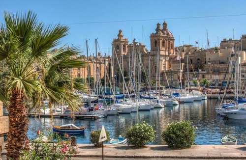 Msida Apartment | Bright Msida Studio · King Bed - Fast WiFi