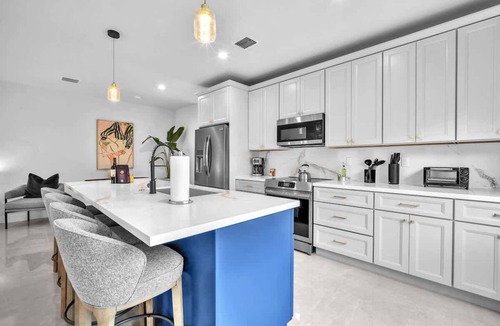 West Little Havana House | Casa Bella l Sleeps 10 l Near Freedom Park & MIA