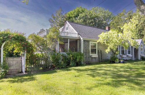 Adamsville House | Charming private entry suite/bath in Tiverton Four Corners-Close to Newport