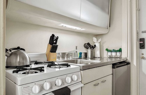Gold Coast Apartment | Chic Studio in the Heart of the Gold Coast