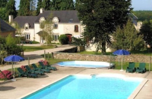 Camors Cottage | Child & Baby-Friendly 4-Bedroom House with Heated Pool in Camors
