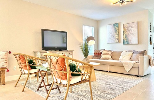 Wetmore House | Contemporary 4-Bed Home Steps from Downtown & ATT Center