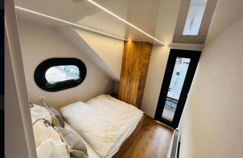 Schmoeckwitz Boat Rental | Hausboot