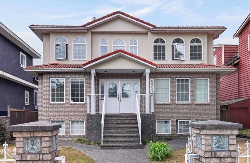Burnaby House | Master Bedroom 208 Located in Burnaby (Metrotown Area)