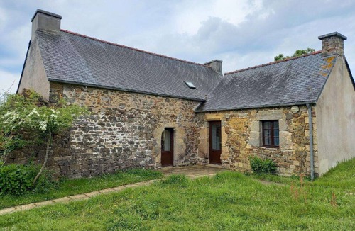 Roscanvel House | Penty Breton character near sea and coastal path