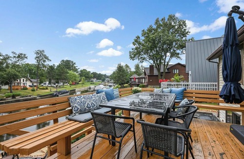 Mauston House | Sunny 3BR | Hot Tub | Castle Rock Lake