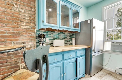 Communipaw Apartment | Walk to HBLR & Liberty State Park: Jersey City Apt