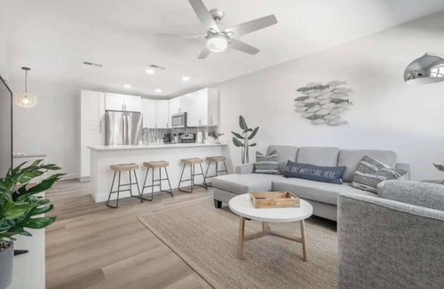 Apollo Beach House | Waterfront-Family & Pet Friendly for 6