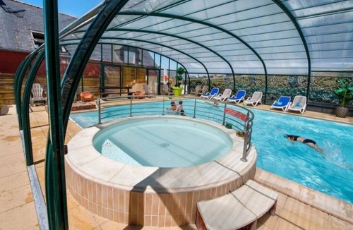 Plomodiern Ski Chalet | ZEcamping 4 étoiles familial 200m plage piscine couverte tente TV 31m2
