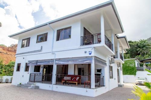 2-Bed Apt Sleeps 4 near Beau Vallon Beach in Mahe