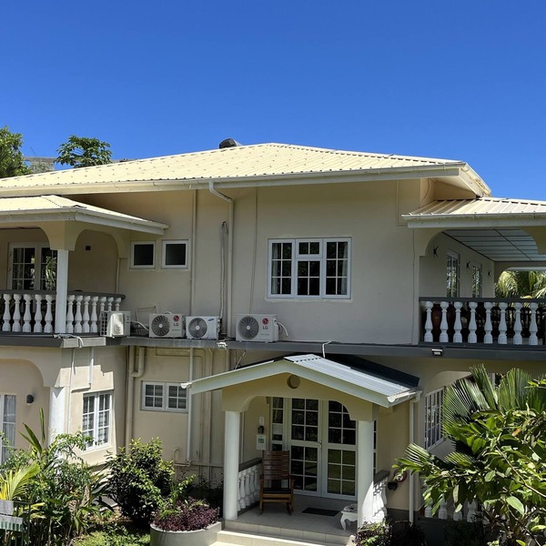 Versatile Villa, Swimming Pool, Treedeck, Hassle-free holiday, 8adults+kids free in Anse Royale