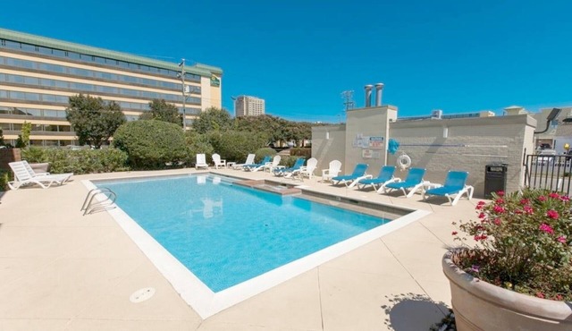 1.5 Blocks from the Beach & Boardwalk! Walking distance to restaurants & shops! in Virginia Beach