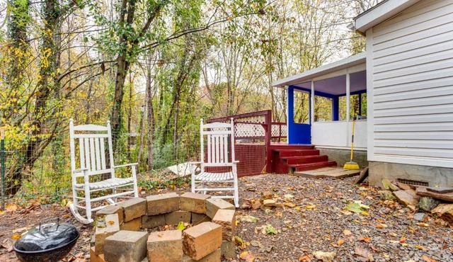1 Mi to Lake Allatoona: Family Home on Farm! in Acworth