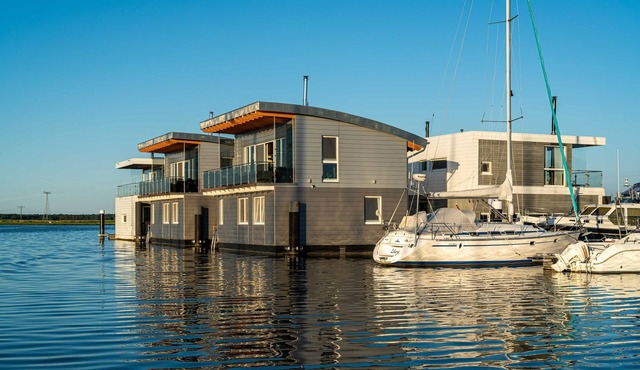 10. floating houses (105 m²) Triton with sauna - Floating House Triton with fireplace in Kröslin