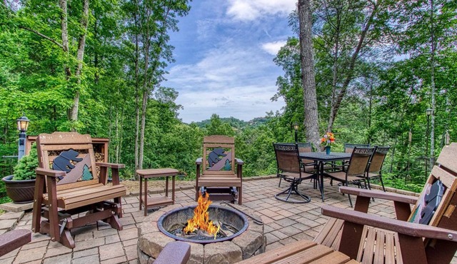 10 min to Dollywood/Cal Ripken Field, Firepit, Foosball, Hot Tub, Private in Sevierville