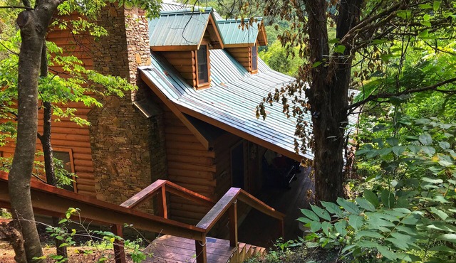 2/2 Log Cabin in the Smokies! Close to Dollywood! WIFI, HOT TUB, 2 KING ROOMS in Sevierville
