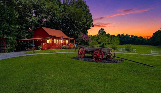 2 bd Cabin, Hot tub, UTK/Neyland, Smokys, 16acres, FP, Arcade, Fishing in Knoxville