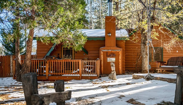 2-bedroom dog-friendly cabin, with spa & fireplace, just steps to the Lake! in Big Bear Lake