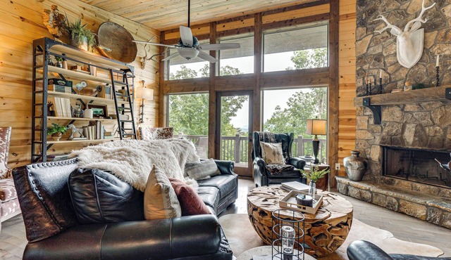 2 Decks, Grill, Hot Tub: Mountain Cabin in Murphy in Murphy