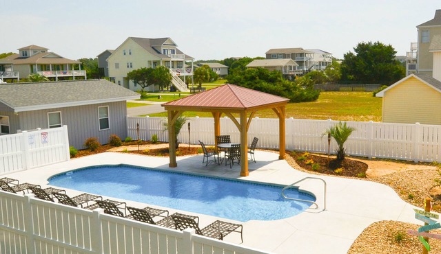 2nd Row, 6BR, 3BA, Huge Heated Pool, separate Cottage, Dog-Friendly in Oak Island