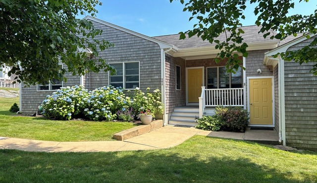 3 BR -Walk to the beaches & Cliff walk. Quiet tree lined neighborhood! in Middletown