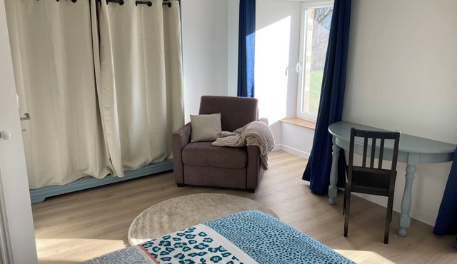 3 Rooms in local homes in Hambye