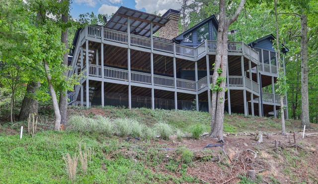 4.9-Star Rated, Stunning 3600 SF House on Golf Course in Waleska