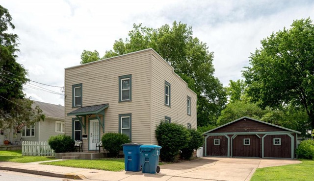 4 Bedroom House, sleeps 12, short walk to Main St! in St. Charles