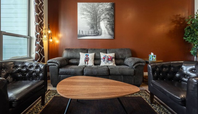 4th Street Suites - Serene King Bed Suite in Louisville