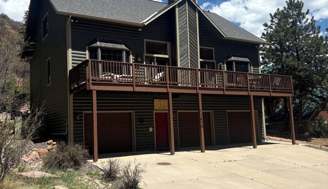 5 bd, 4 bth, A/C, new mattresses, hot tub, waterfalls, walk to town, trails! in Green Mountain Falls