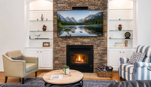 5BR Gated Estate - Lake Views, Ping Pong in White