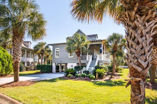 A 4 Bedroom House in Gated Litchfield By the Sea in Pawleys Island