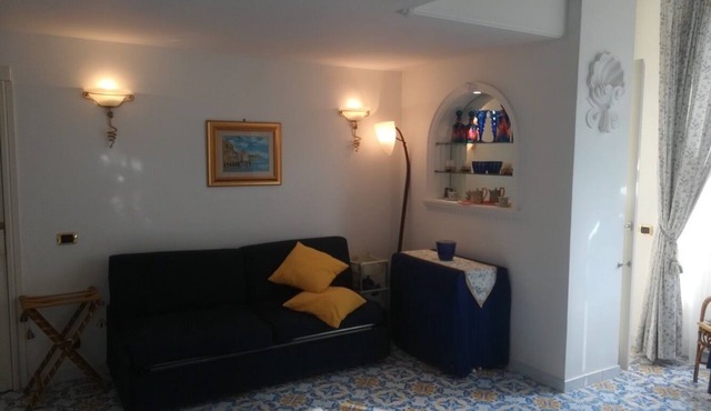 A lovely apartment on the most elegant street of the Blue Island. in Capri