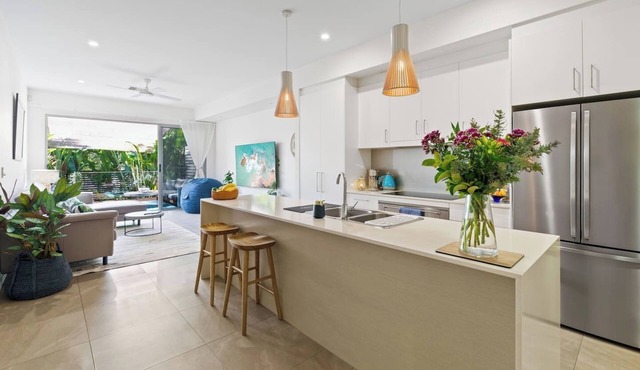 Abbey's Burleigh Haven. 2 Min Walk to James Street in Burleigh Heads