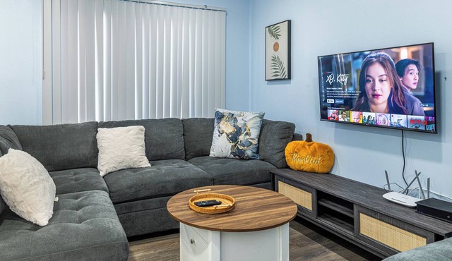 Alhambra 3BR by Park, Pickleball & Pools - Garage, Sleeps 10 in Alhambra