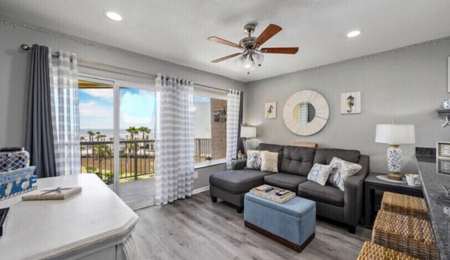 Amazing Sunsets! Sleeps 6! 3 pools!Dog friendly, great views! in Galveston