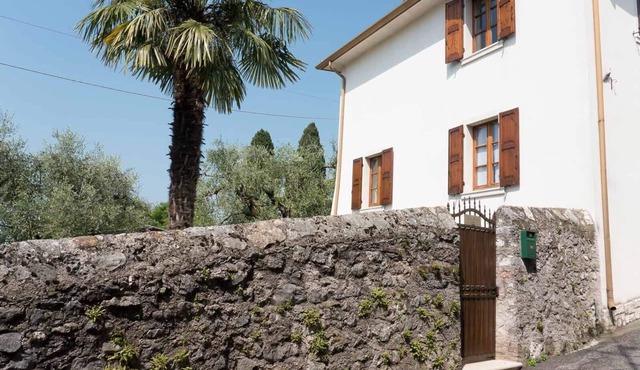 Ancient dwelling in a period village for a complete relaxation, between Lake Garda and Baldo in Caprino Veronese