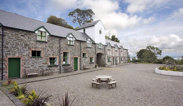Ardnagashel Est No 7 - a two story that sleeps 4 guests in 2 bedrooms in Bantry